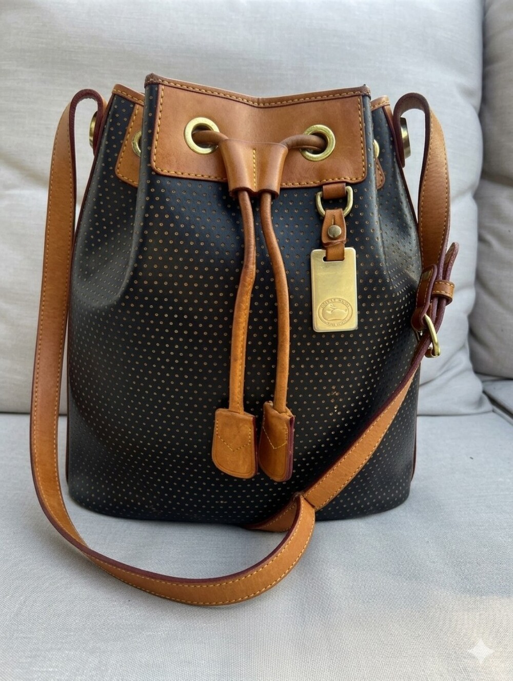 🚨VINTAGE Dooney & Bourke Cabriolet Perforated Leather Drawstring Bucket Bag🚨